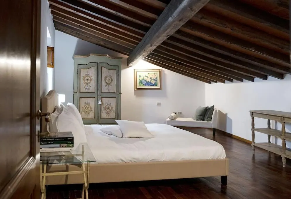 D/T Elegant & Spacious Flat 2' Walk Train Station Florence 0*,  Italy