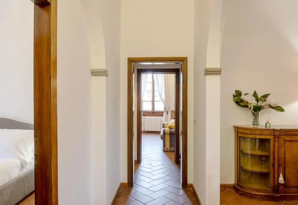 D/T Elegant & Spacious Flat 2' Walk Train Station Florence Apartment